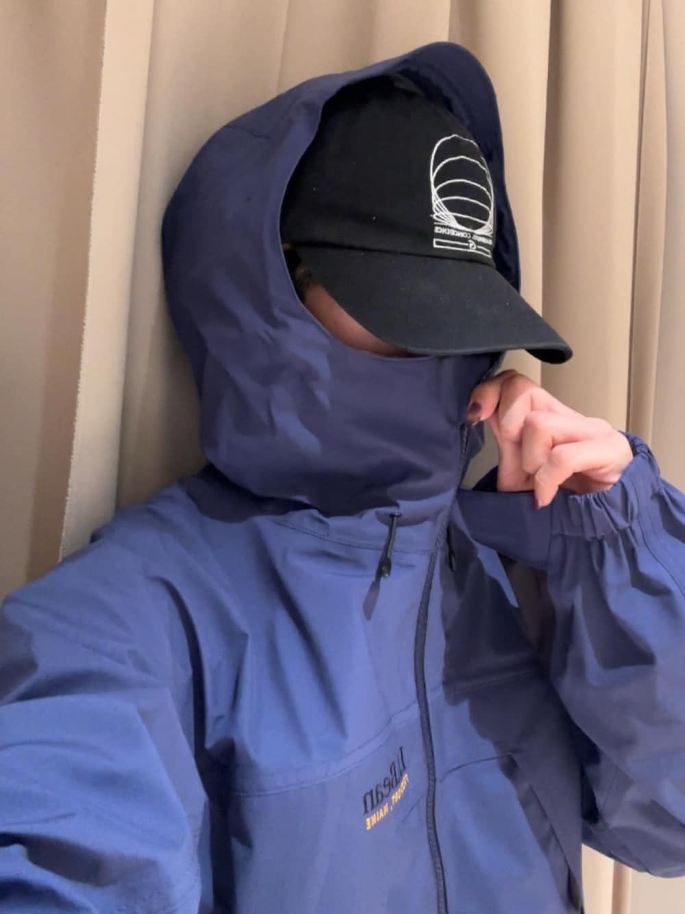 ブルー系のマウンテンパーカー、ブラック系のスウェットパンツ、ブラック系のスニーカーを着用したメンズの冬コーディネートの2枚目の写真