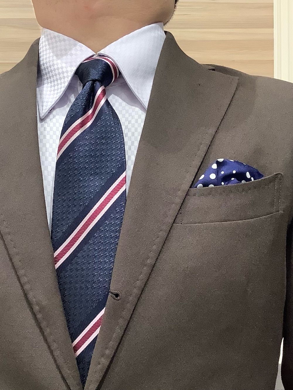 パープル系のビジネスシャツを着用したメンズの冬コーディネートの3枚目の写真