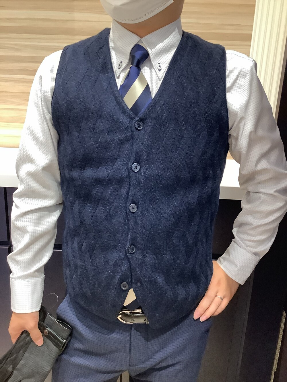 「東京シャツ、シャツスタイル、ネクタイ、スーツスタイル、ジャケット、革靴、ootd、オフィスカジュアル、お仕事コーデ、おしゃれさんと繋がりたい、冬コーデ、低身長男子、キルティング、ベスト」｜「TOKYO SHIRTSのベーシック レザー手袋（手袋、ブラック系）」を使った、BRICK HOUSE by Tokyo Shirts 久留米ゆめタウン店さん（メンズ・160cm）の秋コーディネートの4枚目の写真