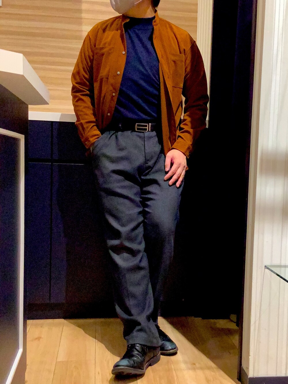 ブルー系のニット/セーター、ブラウン系のシャツ/ブラウスを着用したメンズの冬コーディネートの3枚目の写真