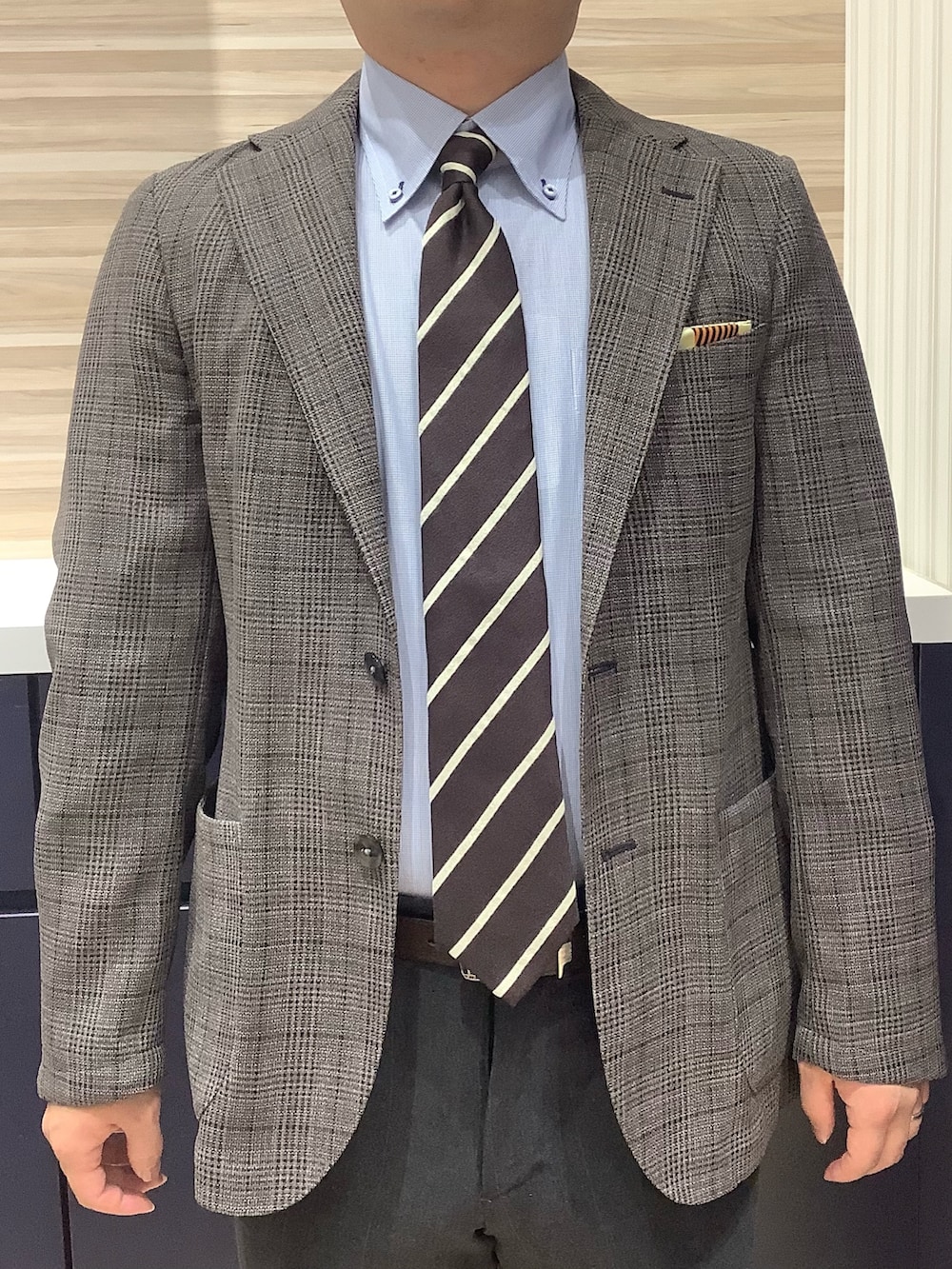 ブルー系のビジネスシャツを着用したメンズの春コーディネートの2枚目の写真