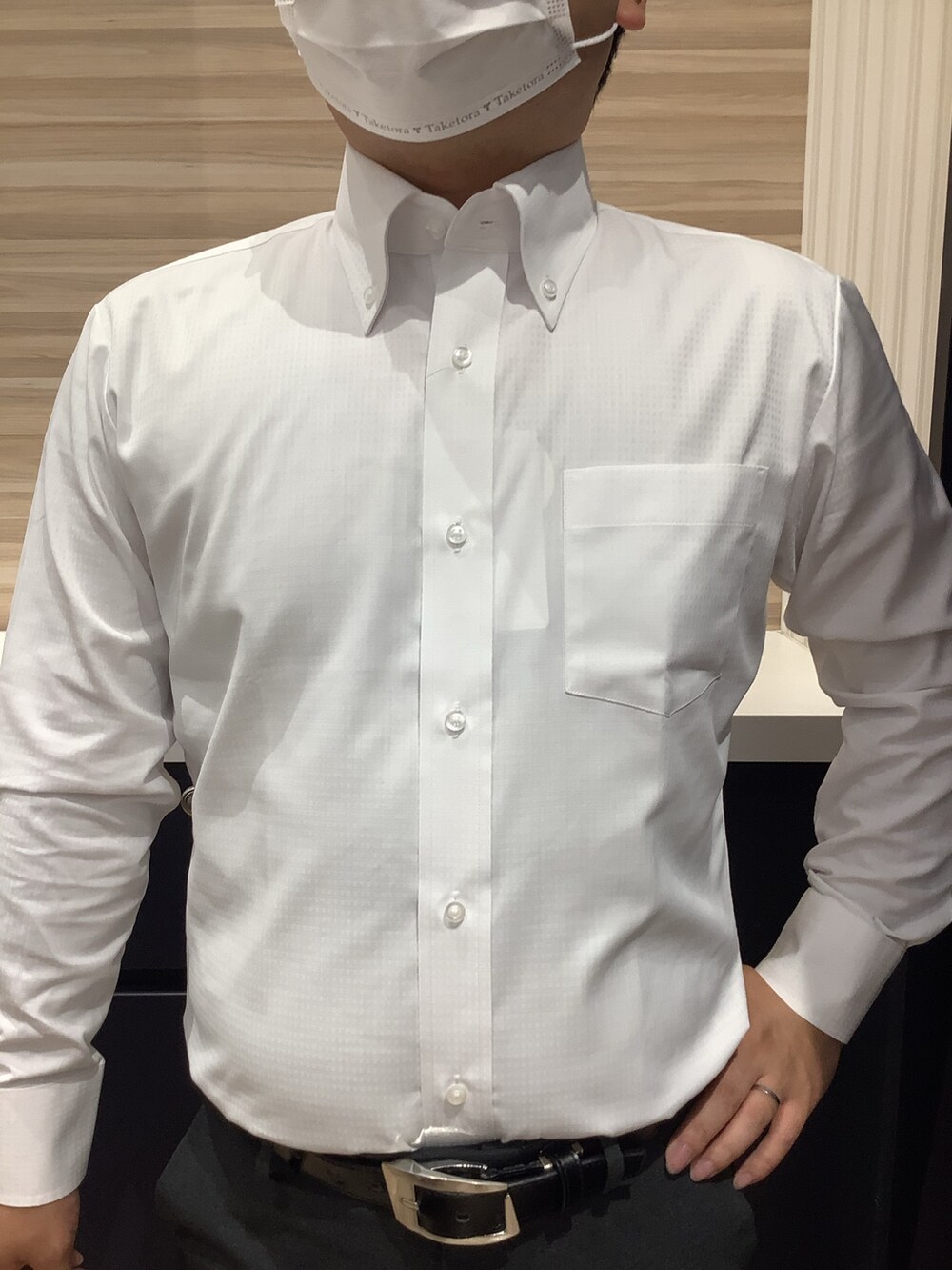 ピンク系のネクタイ、ホワイト系のビジネスシャツを着用したメンズの秋コーディネートの4枚目の写真