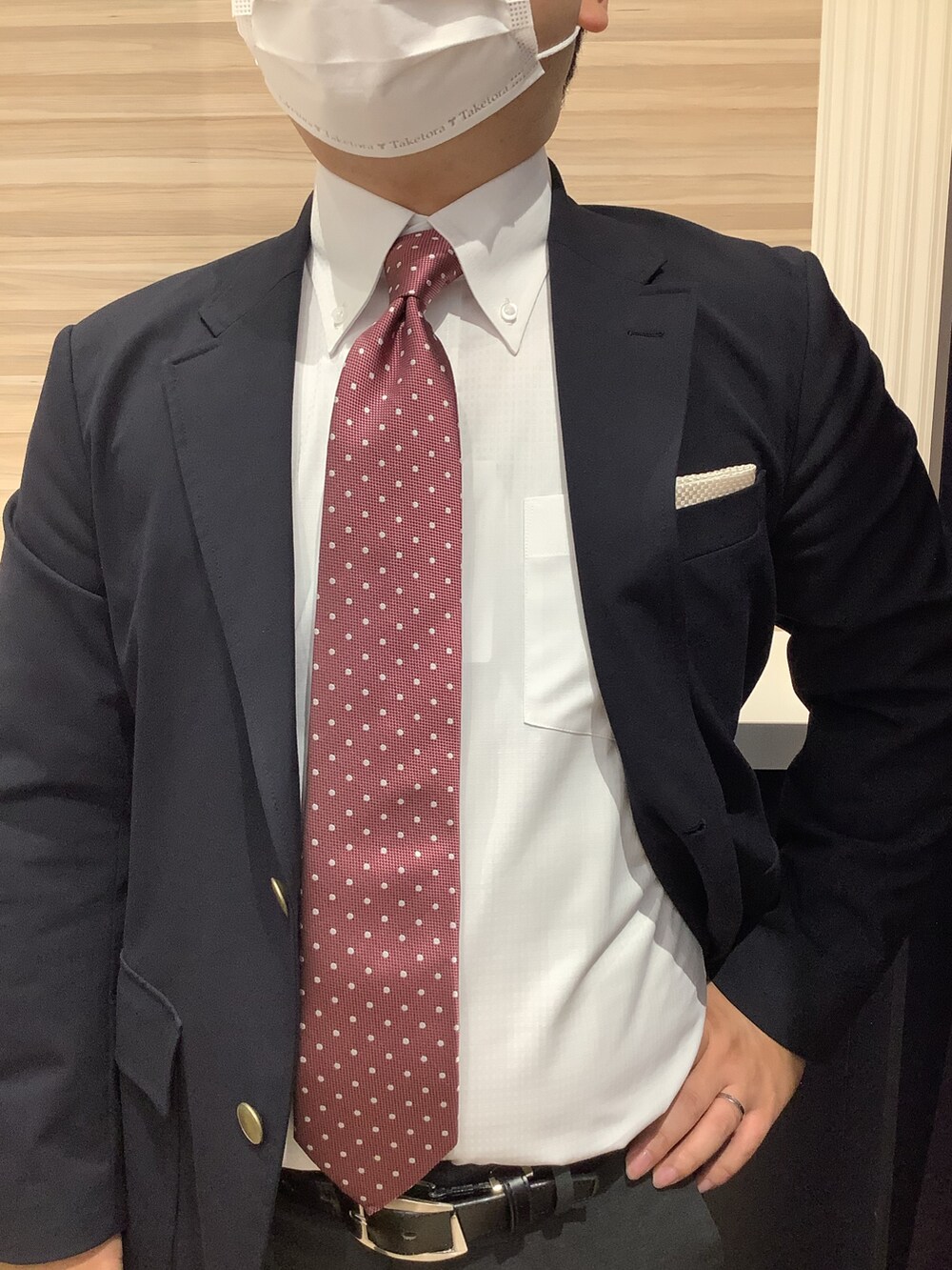 ピンク系のネクタイ、ホワイト系のビジネスシャツを着用したメンズの秋コーディネートの2枚目の写真