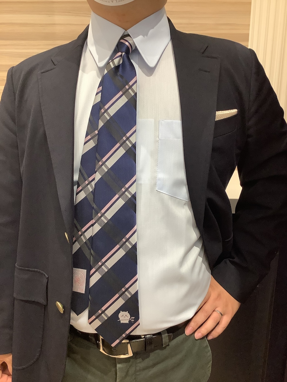 ブルー系のネクタイ、ブルー系のビジネスシャツを着用したメンズの秋コーディネートの2枚目の写真