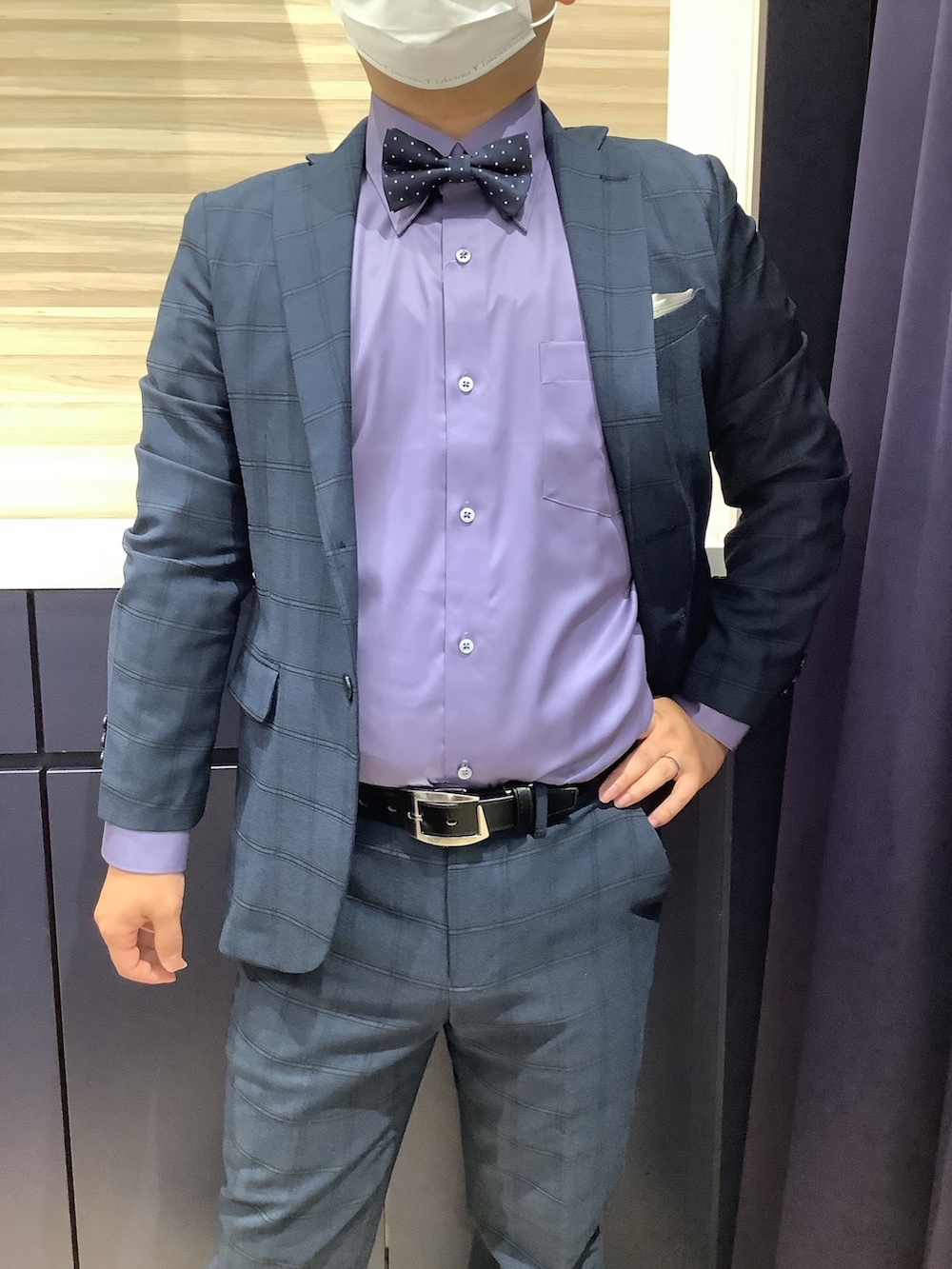 パープル系のビジネスシャツ、その他の蝶ネクタイを着用したメンズの夏コーディネートの2枚目の写真