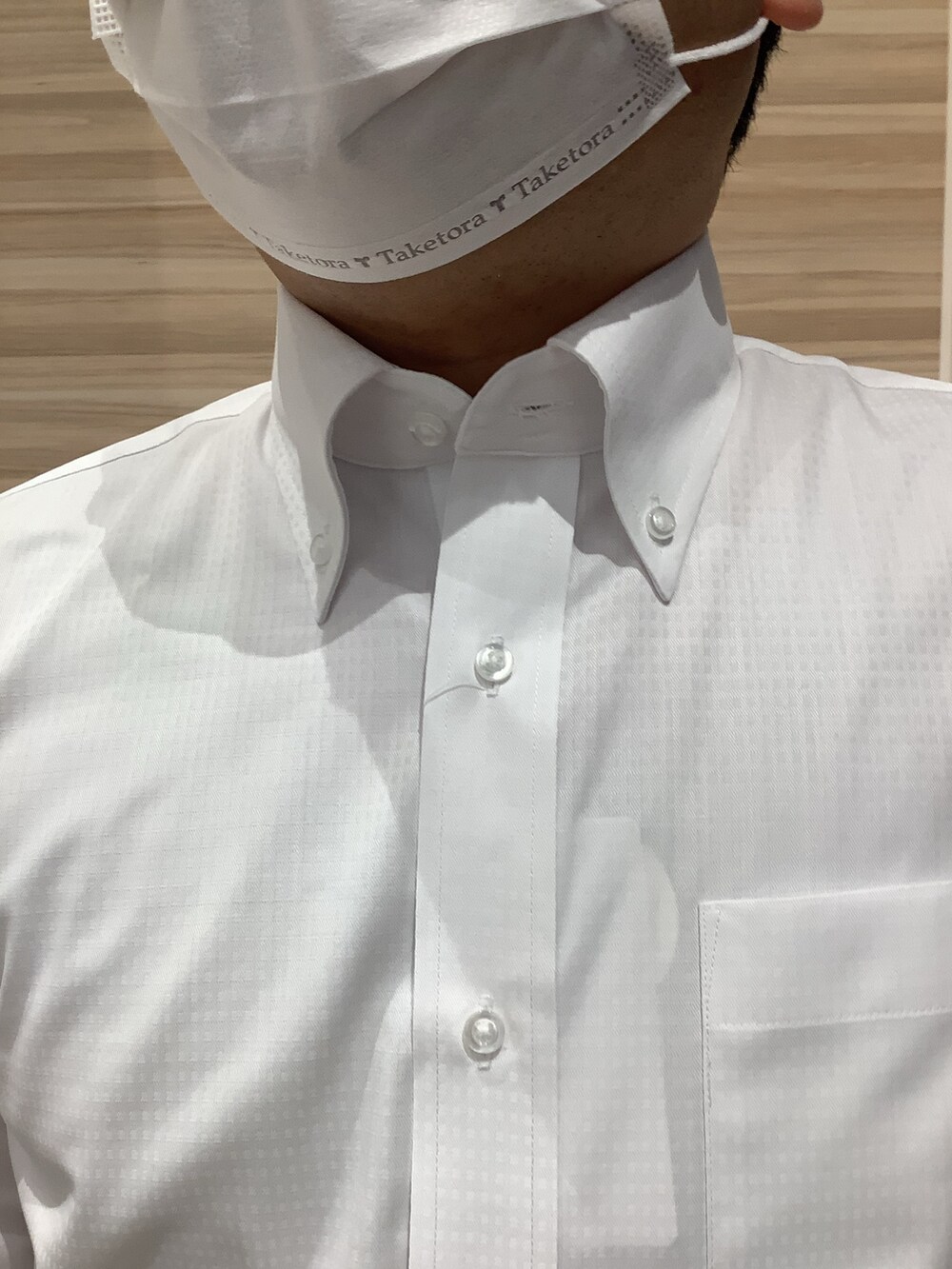 ピンク系のネクタイ、ホワイト系のビジネスシャツを着用したメンズの秋コーディネートの6枚目の写真