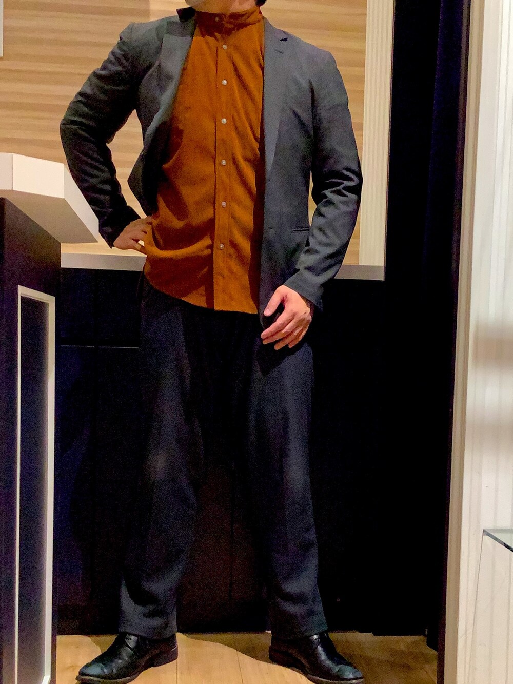 ブルー系のニット/セーター、ブラウン系のシャツ/ブラウスを着用したメンズの冬コーディネートの4枚目の写真