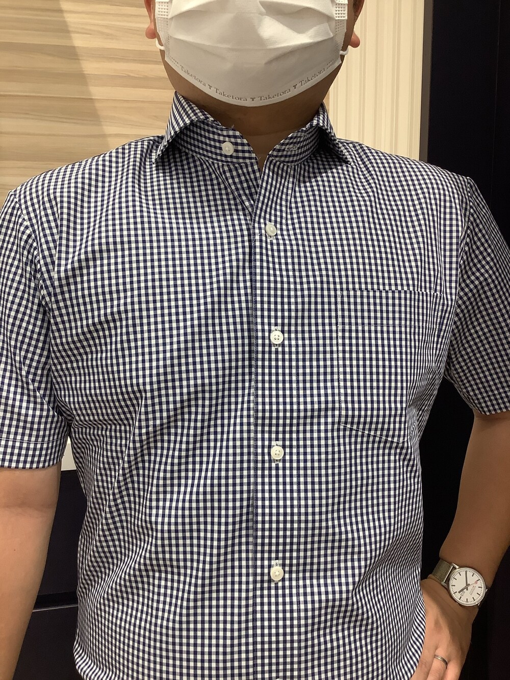 ブルー系のスーツパンツ、ブルー系のビジネスシャツを着用したメンズの夏コーディネートの3枚目の写真