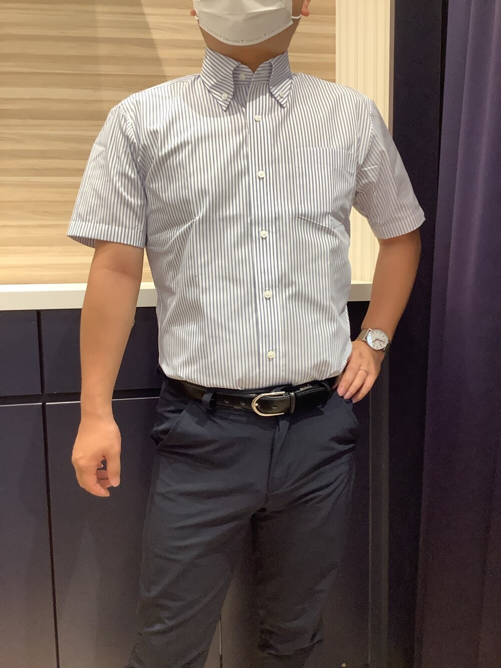 ブルー系のスーツパンツ、ブルー系のビジネスシャツを着用したメンズの夏コーディネートの2枚目の写真