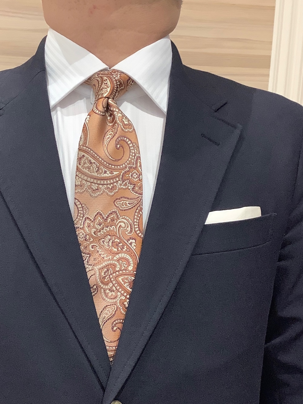 ホワイト系のビジネスシャツを着用したメンズの冬コーディネートの3枚目の写真