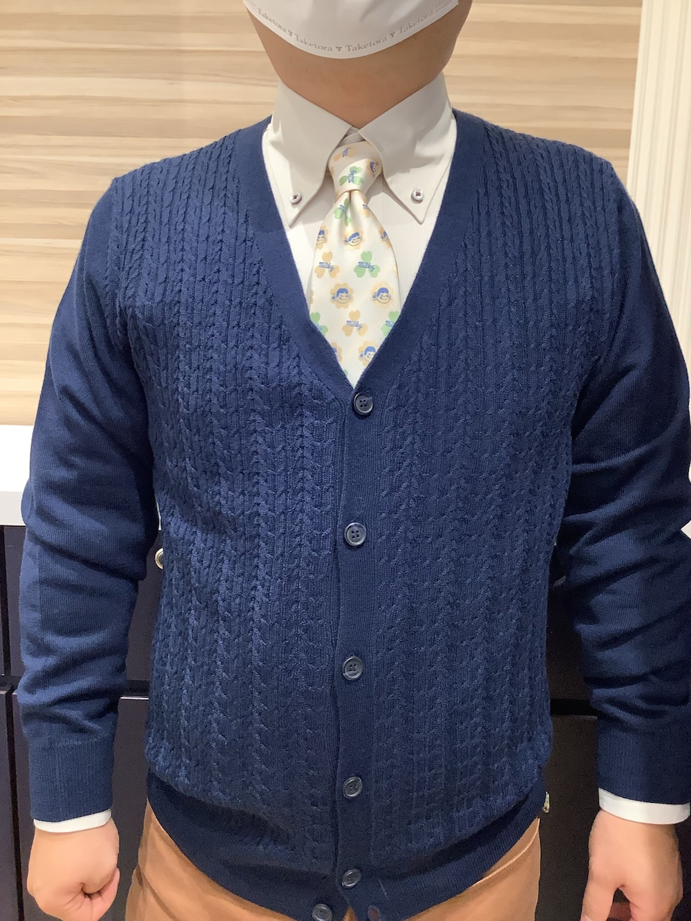 ブルー系のカーディガン/ボレロ、ベージュ系のビジネスシャツ、ホワイト系のネクタイを着用したメンズの冬コーディネートの2枚目の写真