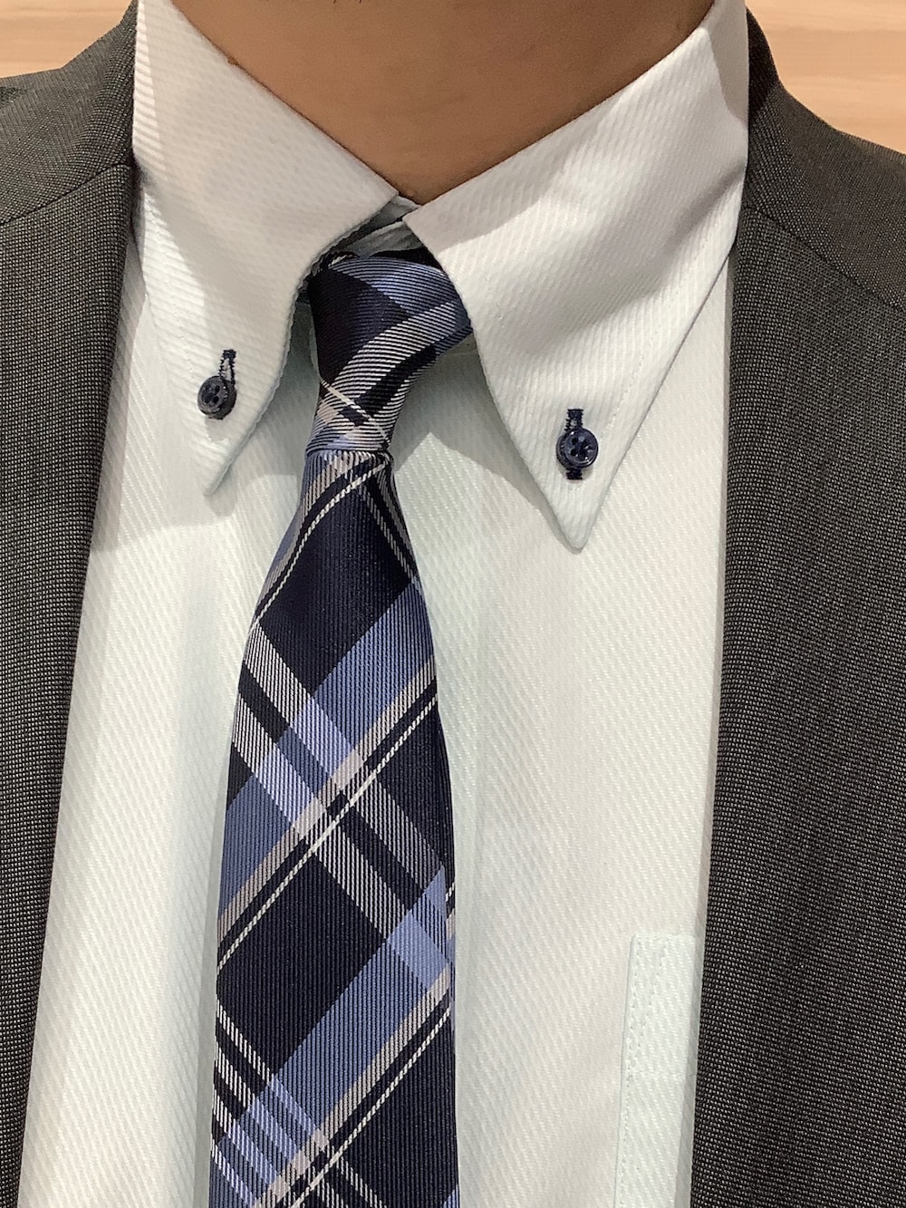 ブルー系のネクタイ、グリーン系のビジネスシャツを着用したメンズの冬コーディネートの3枚目の写真