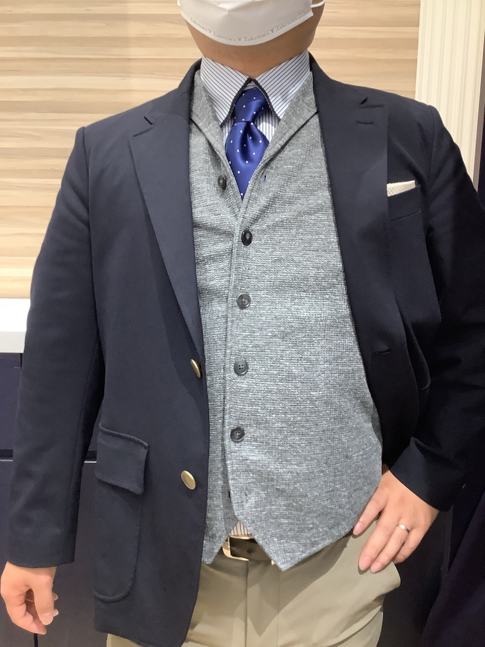 ブルー系のビジネスシャツ、グレー系のベスト、ブルー系のネクタイを着用したメンズの秋コーディネートの2枚目の写真