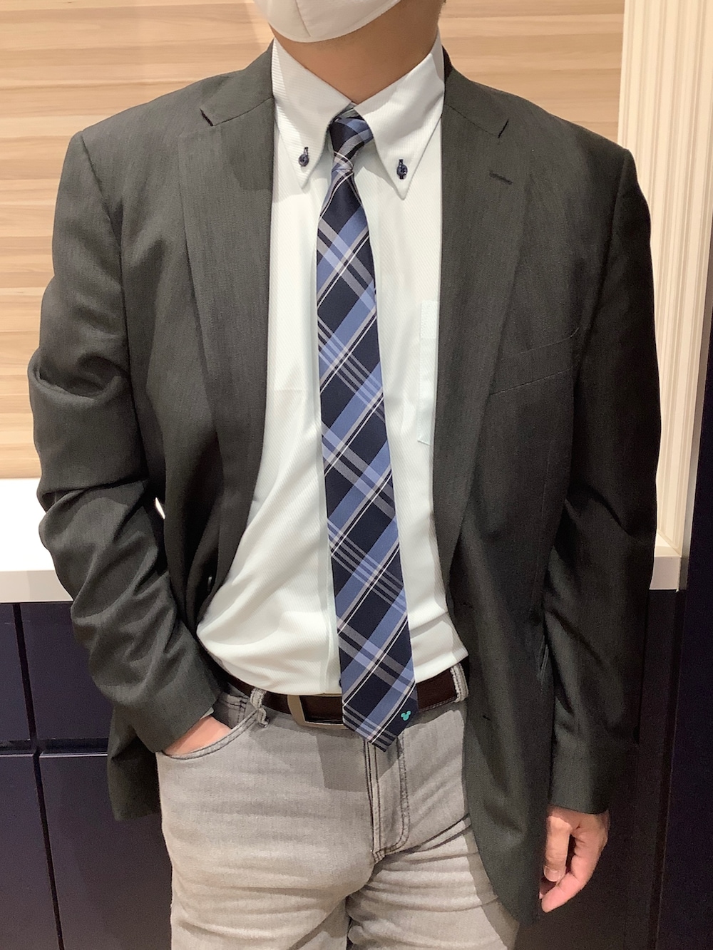 ブルー系のネクタイ、グリーン系のビジネスシャツを着用したメンズの冬コーディネートの2枚目の写真