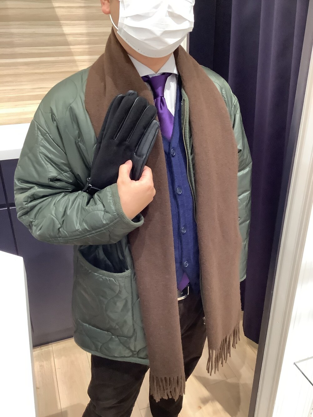 その他のネクタイ、グレー系のビジネスシャツ、ブルー系のカーディガン/ボレロを着用したメンズの冬コーディネートの3枚目の写真