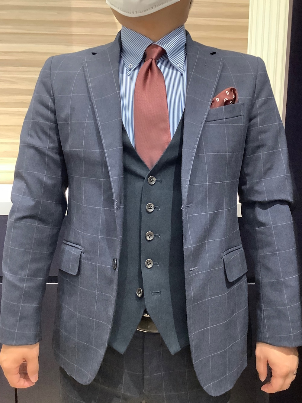 ブルー系のベスト、ピンク系のネクタイ、ブルー系のビジネスシャツを着用したメンズの秋コーディネートの2枚目の写真