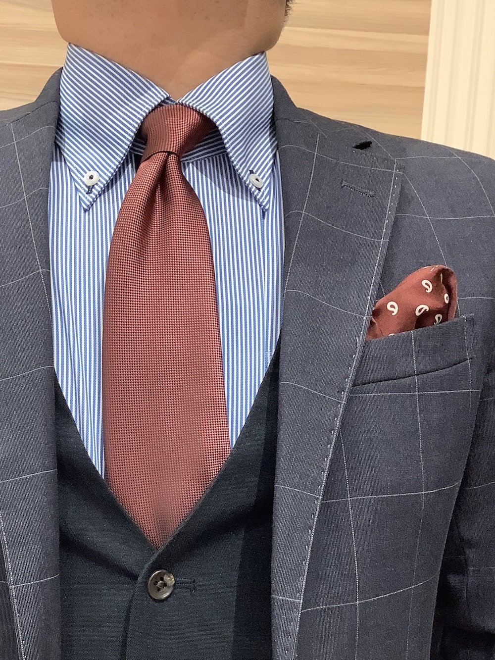 ブルー系のベスト、ピンク系のネクタイ、ブルー系のビジネスシャツを着用したメンズの秋コーディネートの3枚目の写真