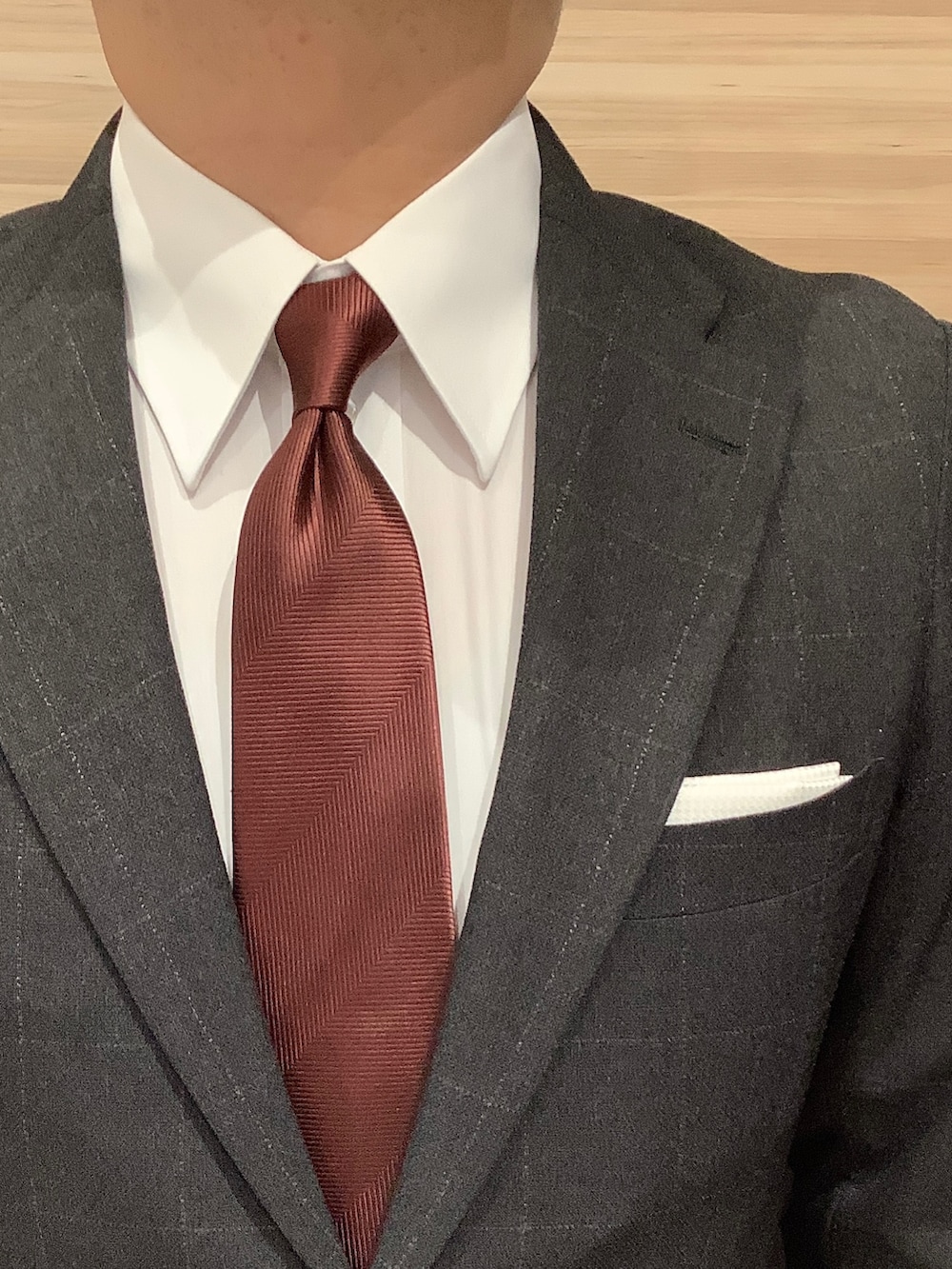 ホワイト系のビジネスシャツを着用したメンズの秋コーディネートの3枚目の写真