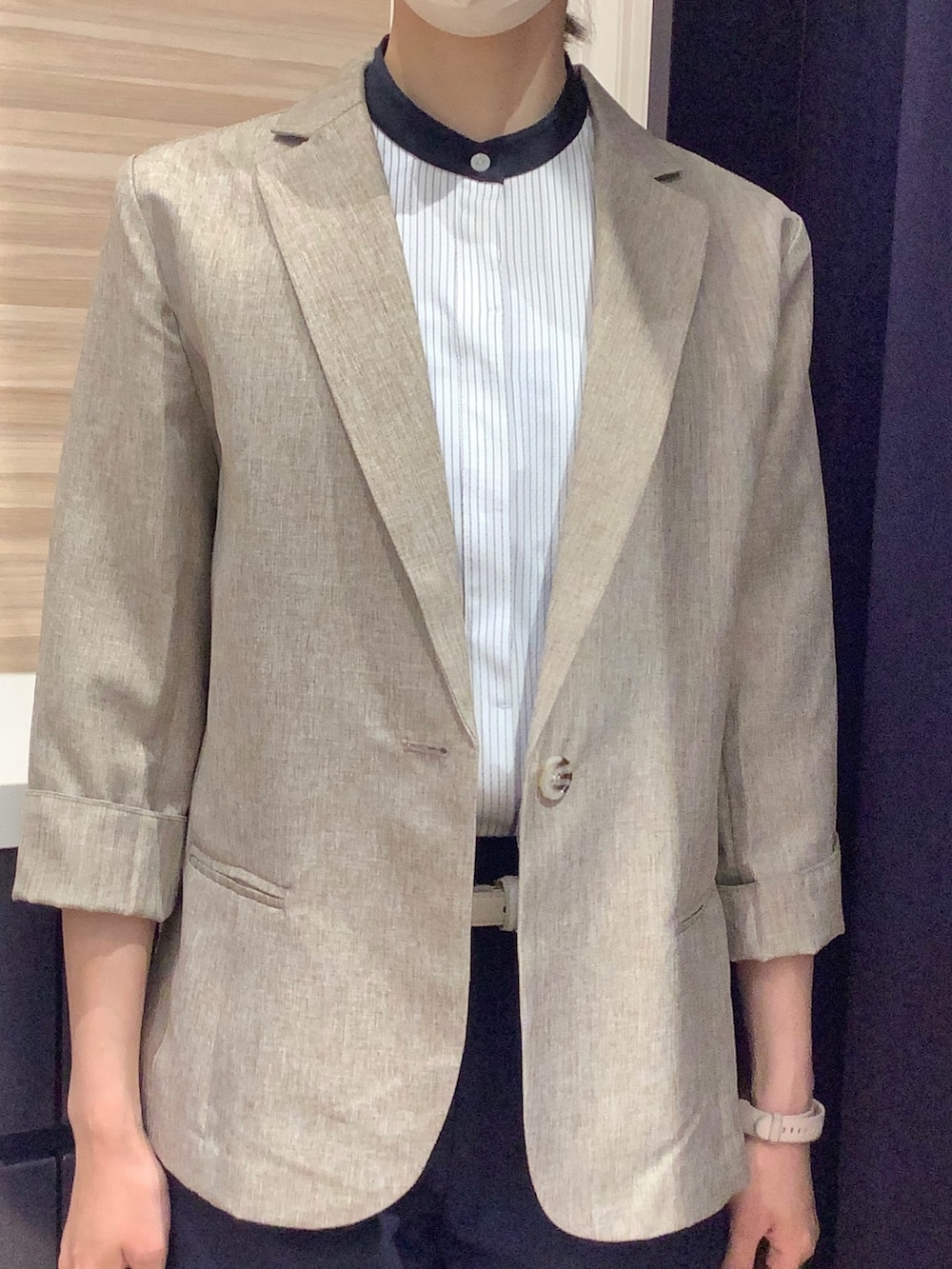 グレー系のビジネスシャツ、ベージュ系のテーラードジャケット、ベージュ系のベルトを着用したレディースの春コーディネートの2枚目の写真