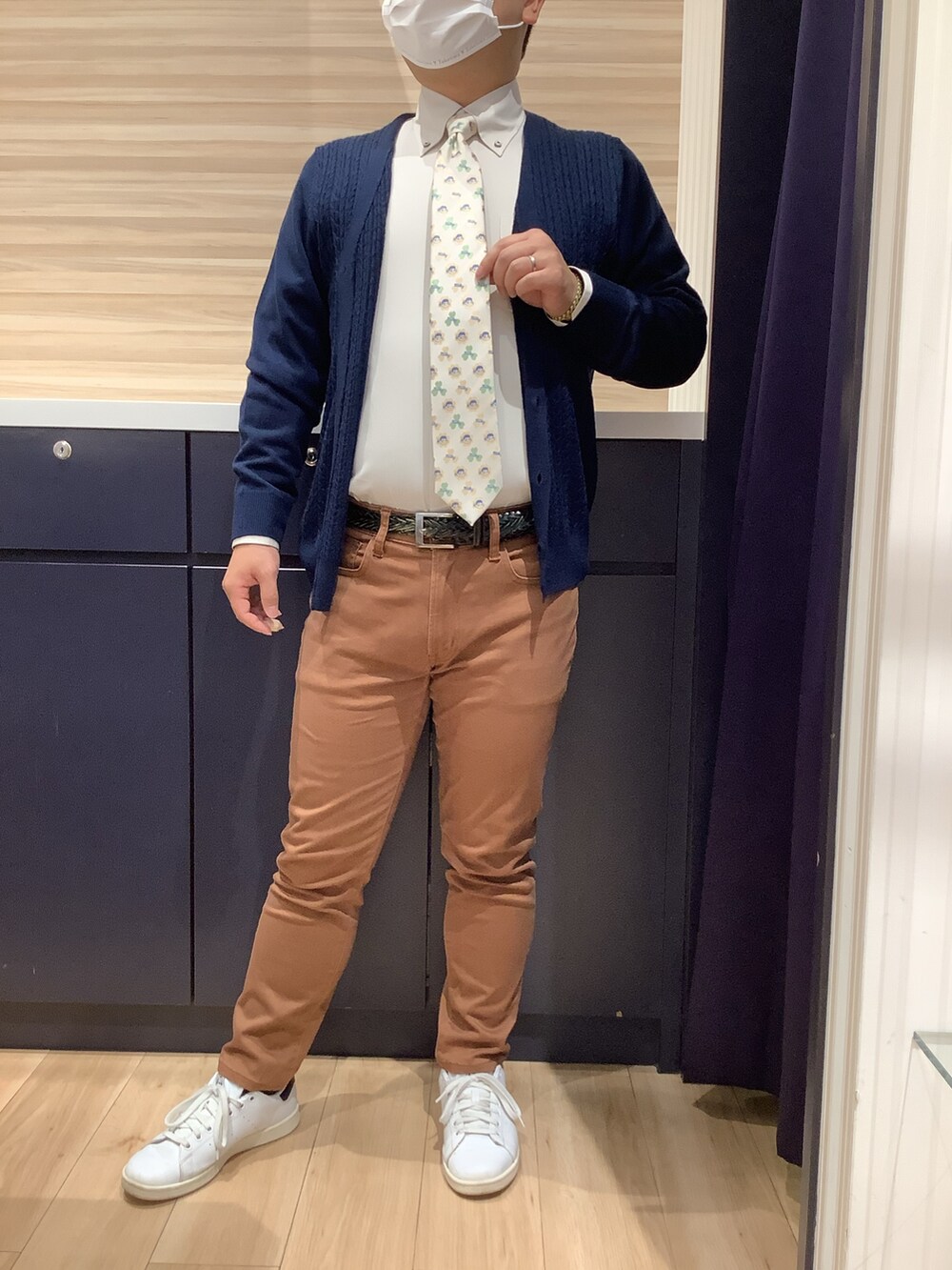 ブルー系のカーディガン/ボレロ、ベージュ系のビジネスシャツ、ホワイト系のネクタイを着用したメンズの冬コーディネートの4枚目の写真