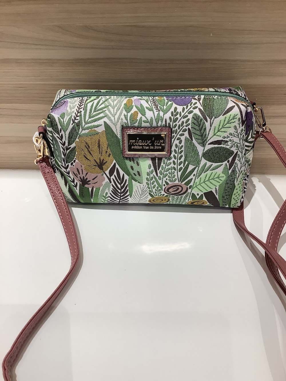 ピンク系のニット/セーター、グリーン系のポーチを着用したレディースの冬コーディネートの3枚目の写真