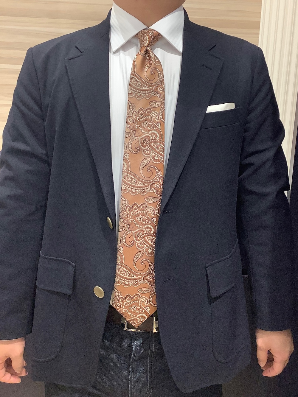 ホワイト系のビジネスシャツを着用したメンズの冬コーディネートの2枚目の写真