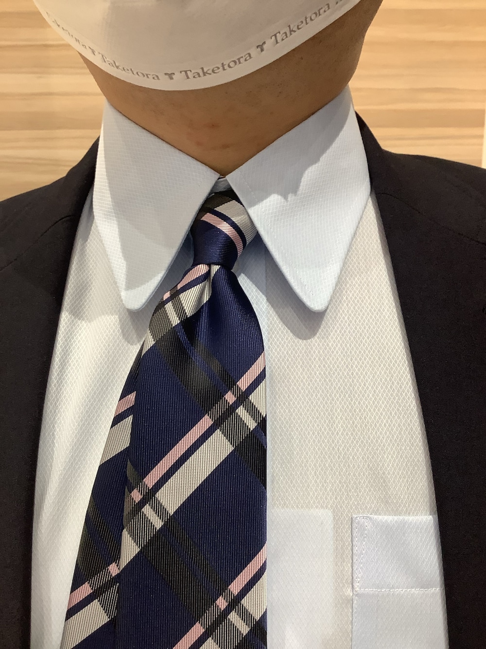 ブルー系のネクタイ、ブルー系のビジネスシャツを着用したメンズの秋コーディネートの3枚目の写真