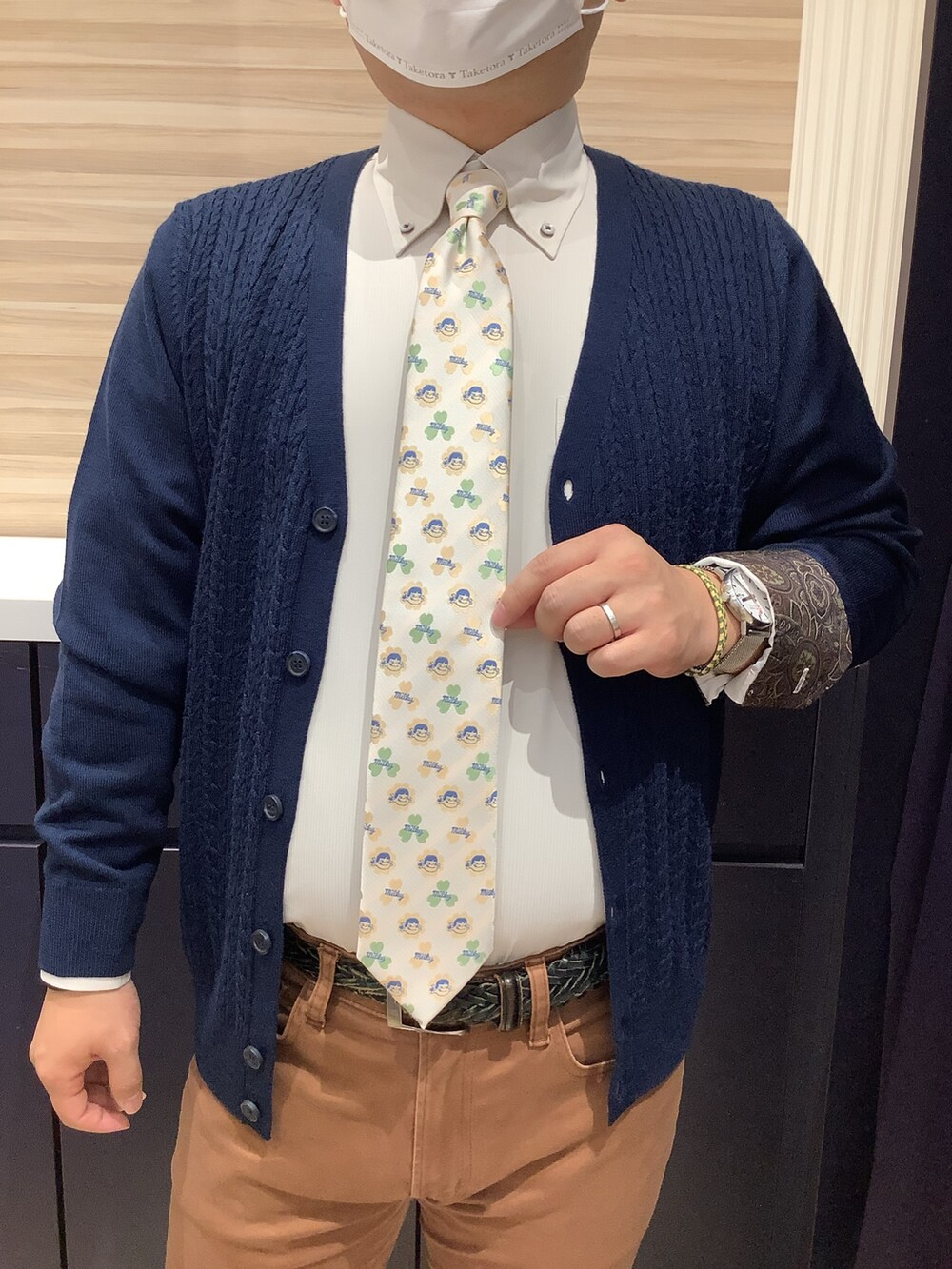 ブルー系のカーディガン/ボレロ、ベージュ系のビジネスシャツ、ホワイト系のネクタイを着用したメンズの冬コーディネートの6枚目の写真