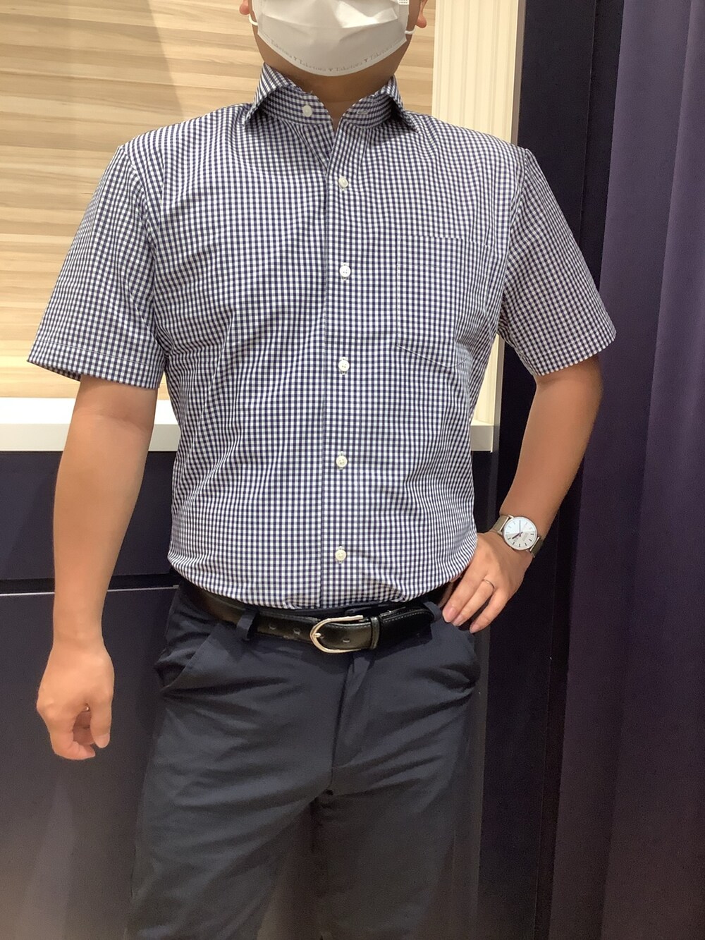 ブルー系のスーツパンツ、ブルー系のビジネスシャツを着用したメンズの夏コーディネートの2枚目の写真