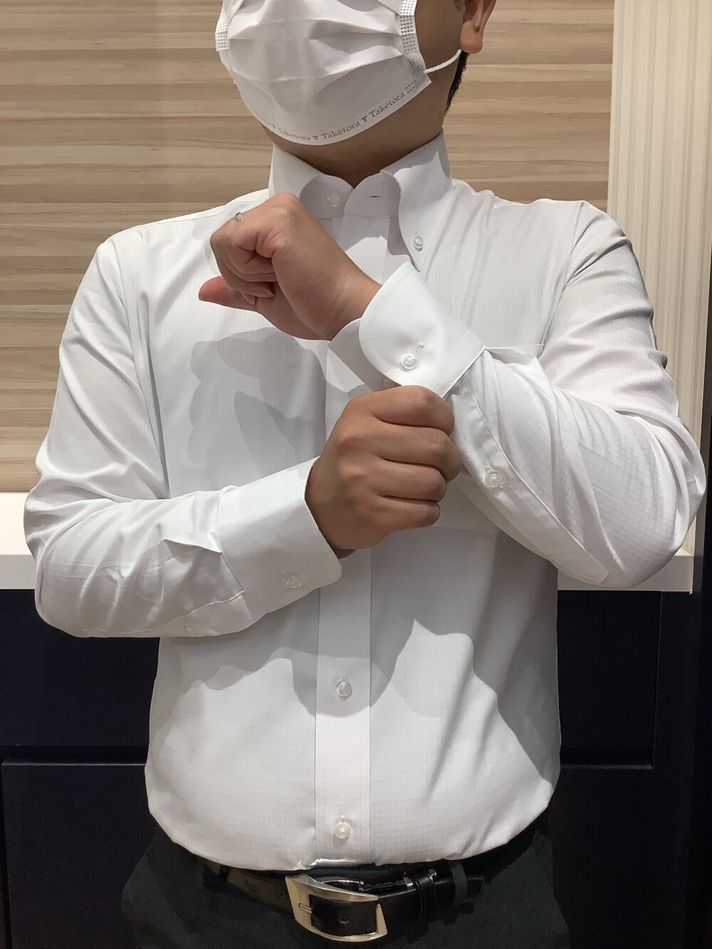 ピンク系のネクタイ、ホワイト系のビジネスシャツを着用したメンズの秋コーディネートの5枚目の写真