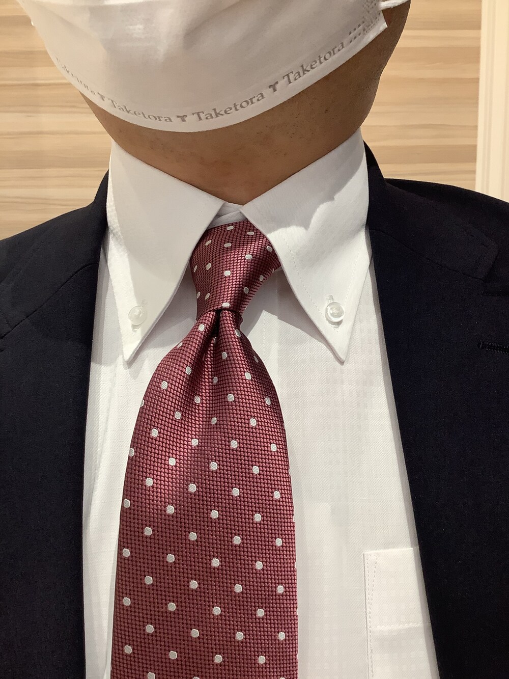 ピンク系のネクタイ、ホワイト系のビジネスシャツを着用したメンズの秋コーディネートの3枚目の写真