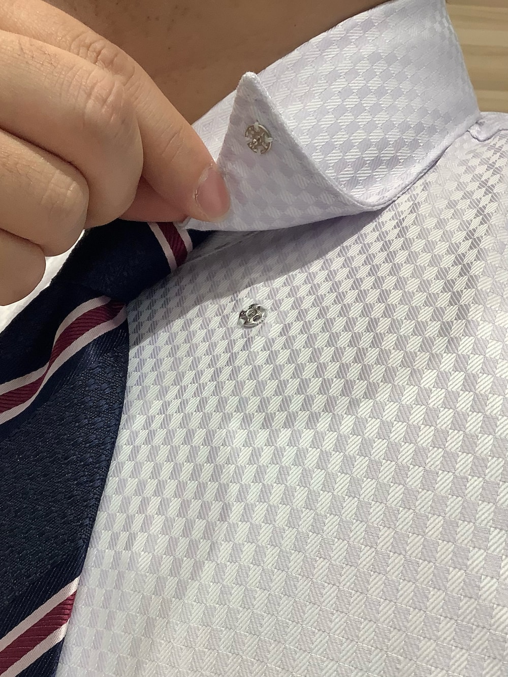 パープル系のビジネスシャツを着用したメンズの冬コーディネートの4枚目の写真