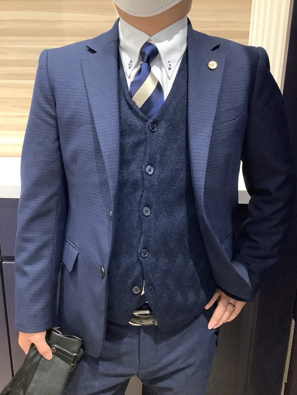 「東京シャツ、シャツスタイル、ネクタイ、スーツスタイル、ジャケット、革靴、ootd、オフィスカジュアル、お仕事コーデ、おしゃれさんと繋がりたい、冬コーデ、低身長男子、キルティング、ベスト」｜「TOKYO SHIRTSのベーシック レザー手袋（手袋、ブラック系）」を使った、BRICK HOUSE by Tokyo Shirts 久留米ゆめタウン店さん（メンズ・160cm）の秋コーディネートの2枚目の写真