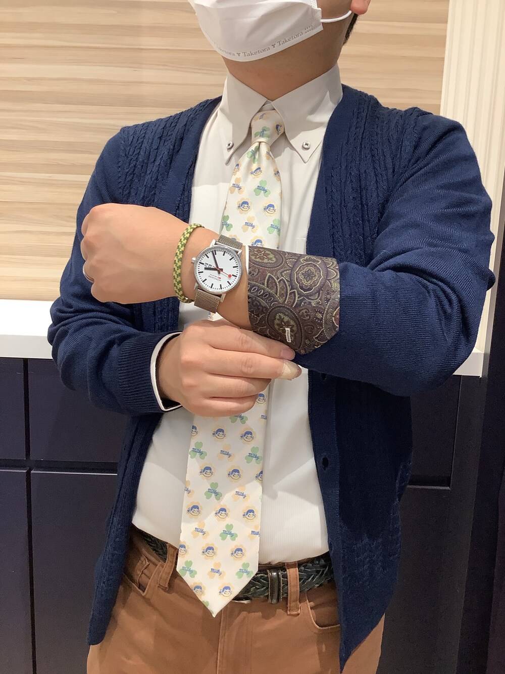 ブルー系のカーディガン/ボレロ、ベージュ系のビジネスシャツ、ホワイト系のネクタイを着用したメンズの冬コーディネートの5枚目の写真