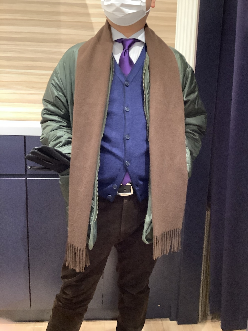 その他のネクタイ、グレー系のビジネスシャツ、ブルー系のカーディガン/ボレロを着用したメンズの冬コーディネートの2枚目の写真