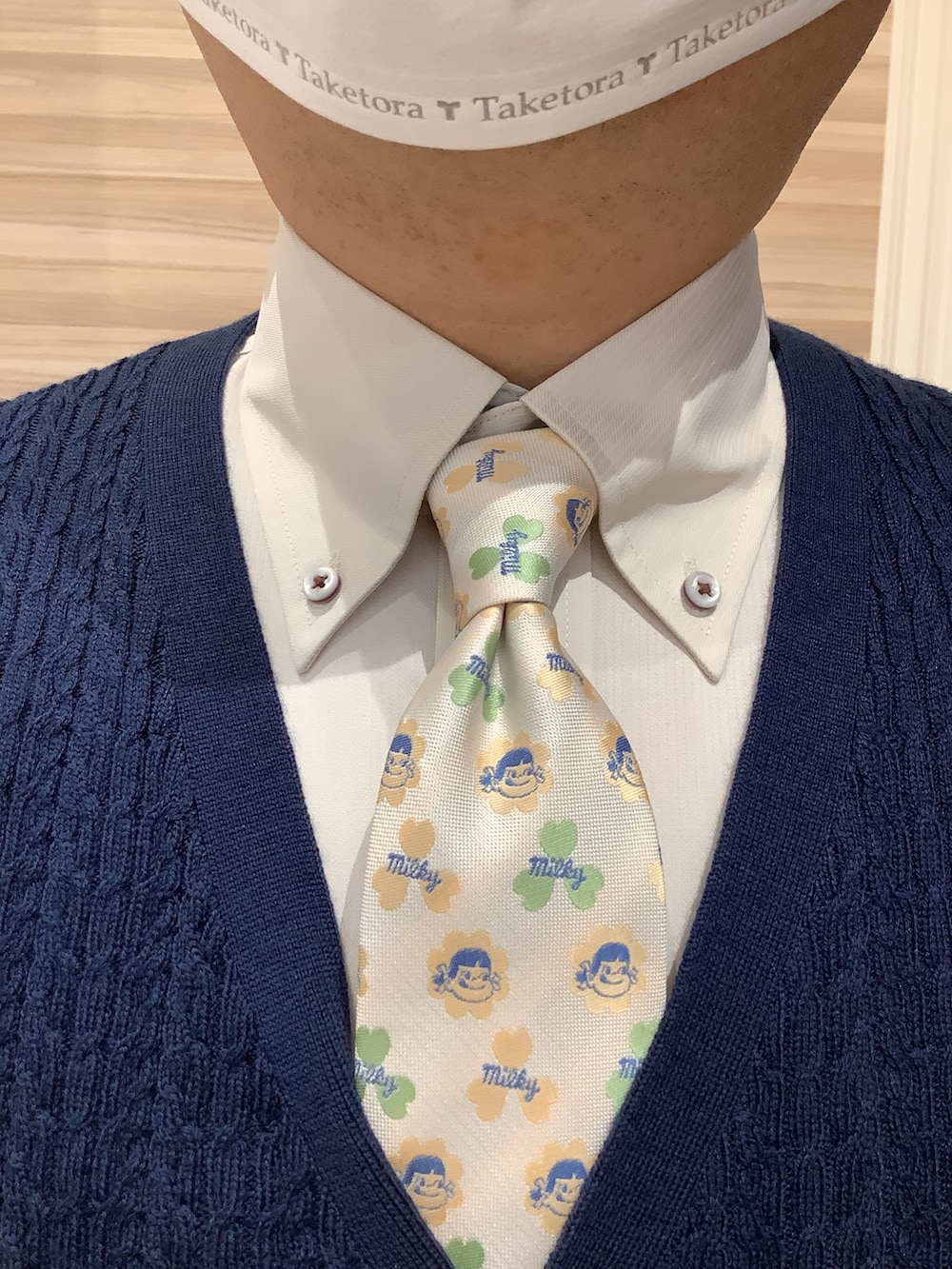 ブルー系のカーディガン/ボレロ、ベージュ系のビジネスシャツ、ホワイト系のネクタイを着用したメンズの冬コーディネートの3枚目の写真