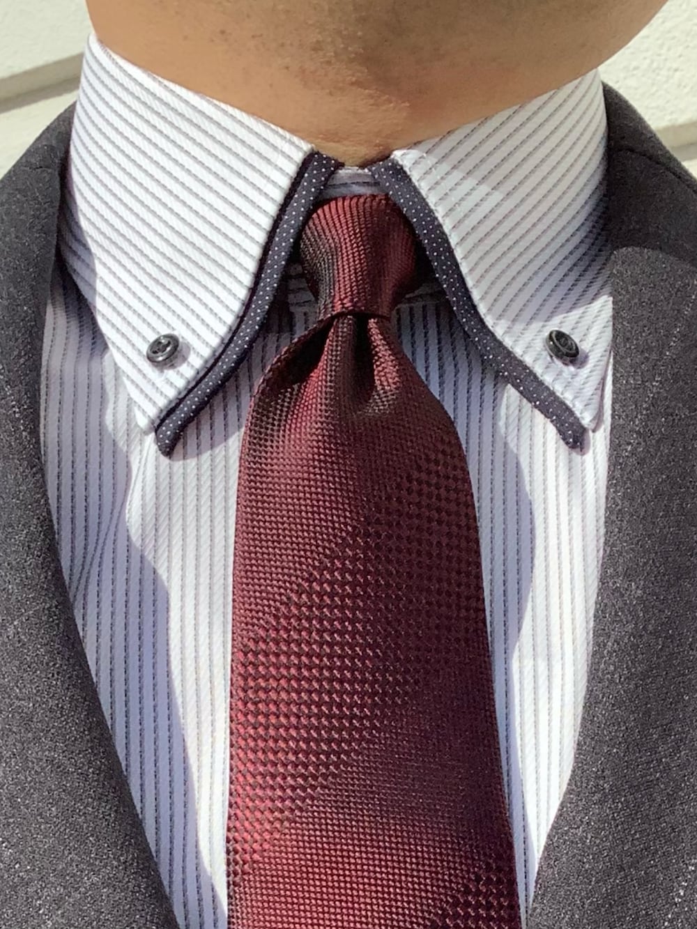 その他のポケットチーフ、レッド系のネクタイ、グレー系のビジネスシャツを着用したメンズの冬コーディネートの3枚目の写真