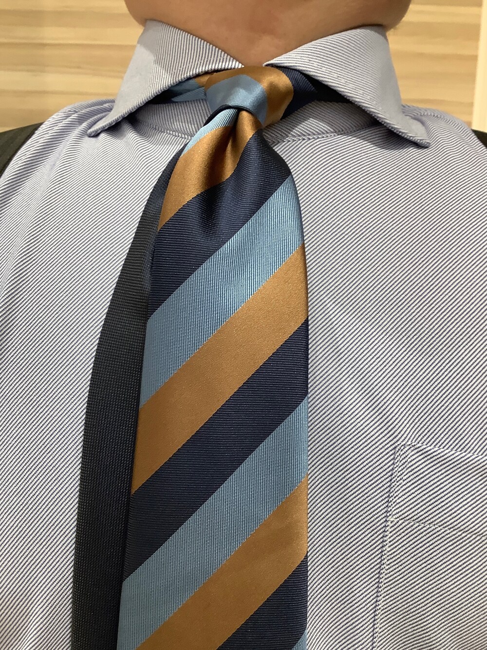 ブルー系のビジネスシャツ、ブラック系のサスペンダーを着用したメンズの秋コーディネートの3枚目の写真