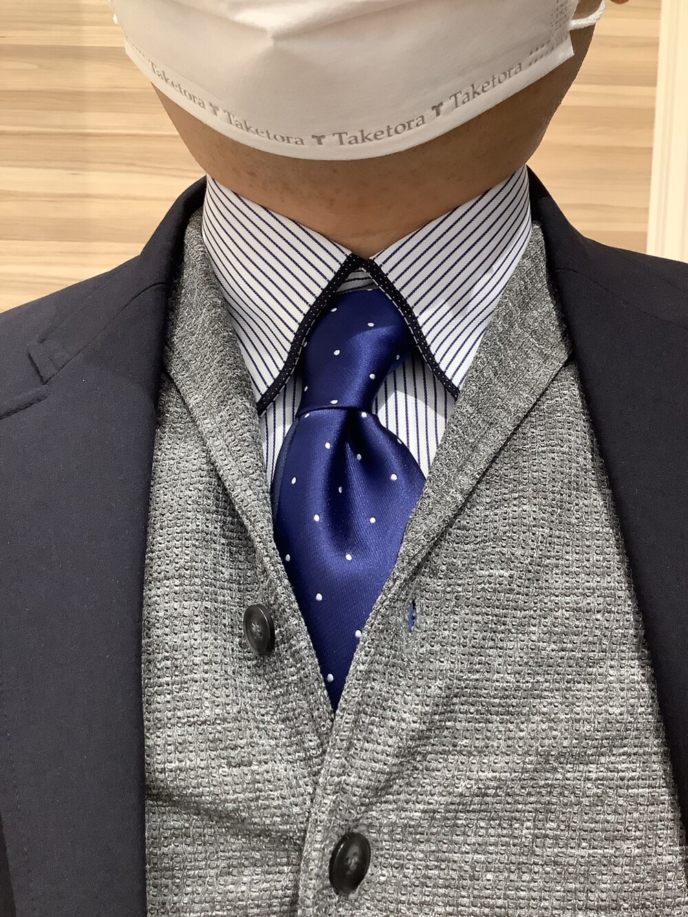 ブルー系のビジネスシャツ、グレー系のベスト、ブルー系のネクタイを着用したメンズの秋コーディネートの3枚目の写真