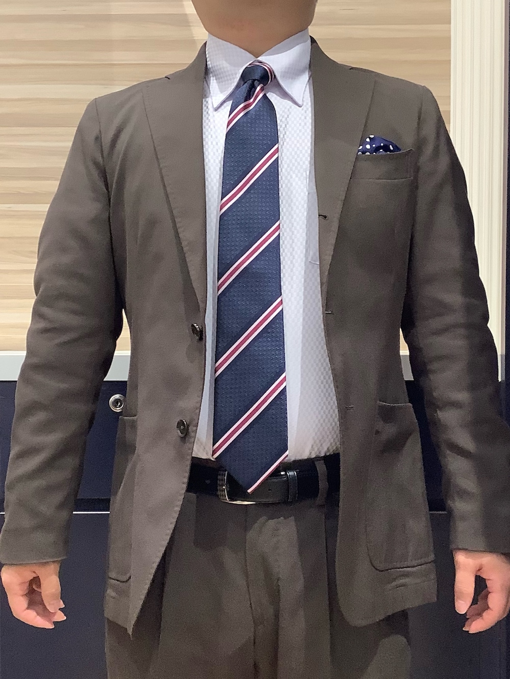 パープル系のビジネスシャツを着用したメンズの冬コーディネートの2枚目の写真