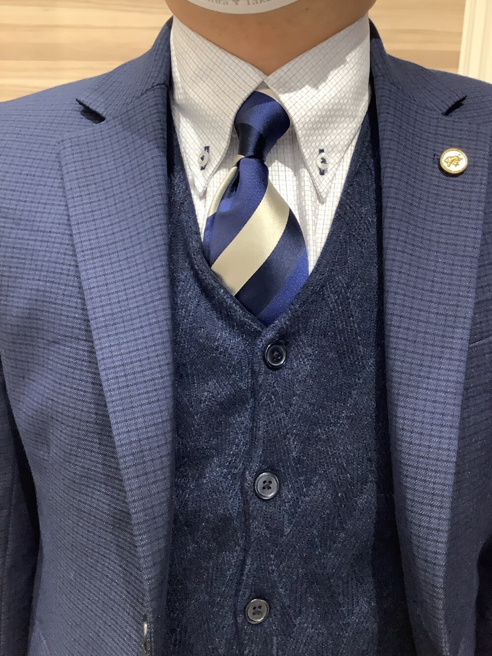 「東京シャツ、シャツスタイル、ネクタイ、スーツスタイル、ジャケット、革靴、ootd、オフィスカジュアル、お仕事コーデ、おしゃれさんと繋がりたい、冬コーデ、低身長男子、キルティング、ベスト」｜「TOKYO SHIRTSのベーシック レザー手袋（手袋、ブラック系）」を使った、BRICK HOUSE by Tokyo Shirts 久留米ゆめタウン店さん（メンズ・160cm）の秋コーディネートの3枚目の写真