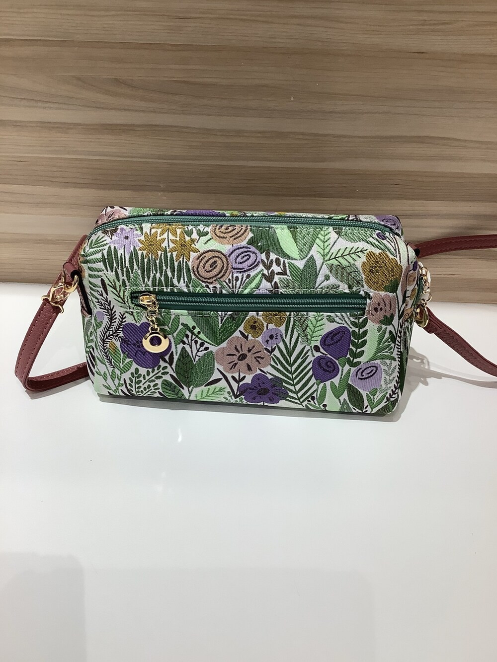 ピンク系のニット/セーター、グリーン系のポーチを着用したレディースの冬コーディネートの4枚目の写真