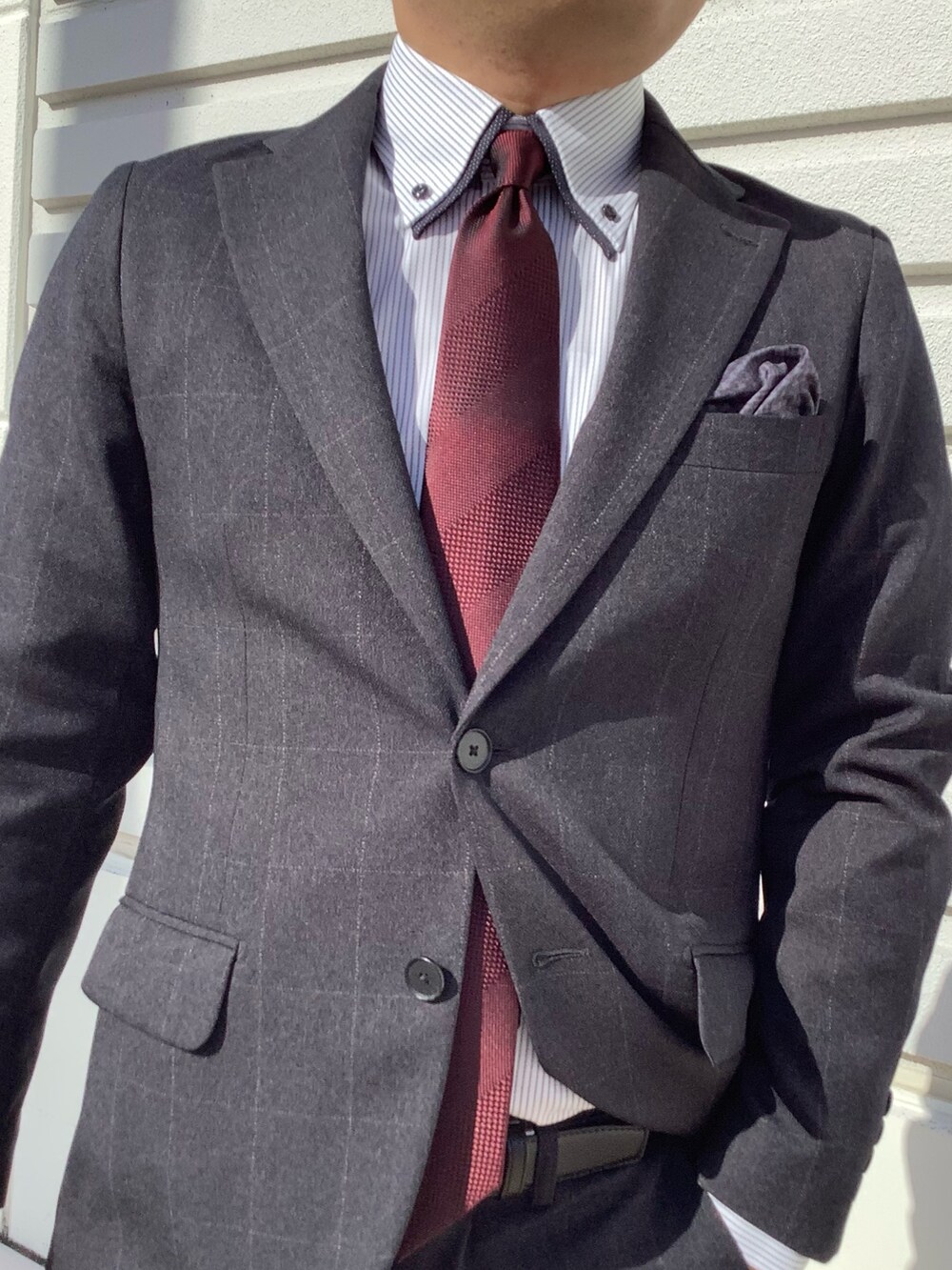 その他のポケットチーフ、レッド系のネクタイ、グレー系のビジネスシャツを着用したメンズの冬コーディネートの2枚目の写真