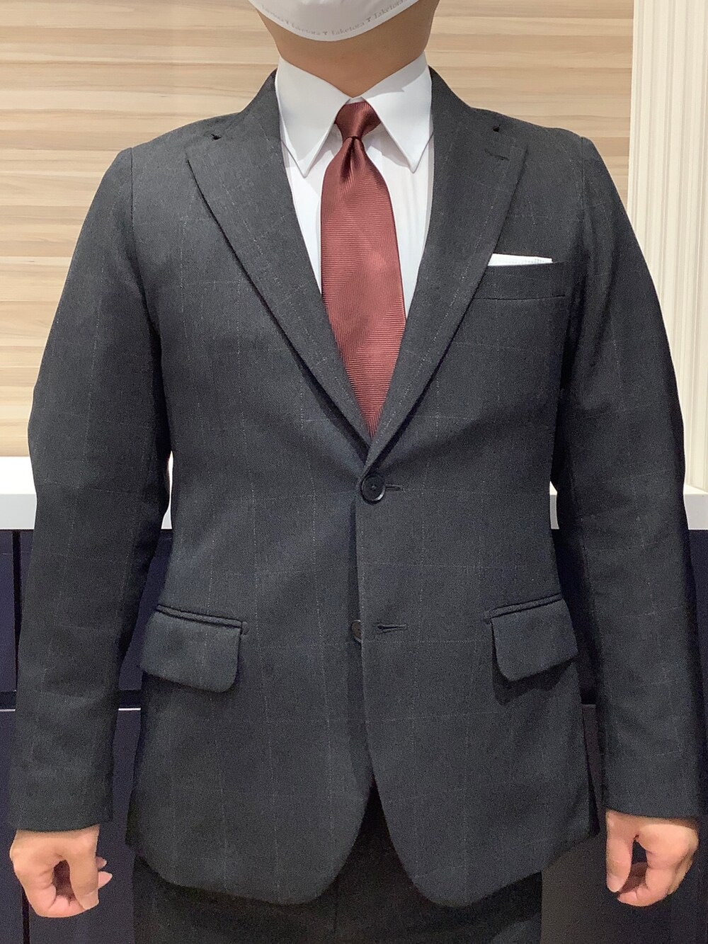 ホワイト系のビジネスシャツを着用したメンズの秋コーディネートの2枚目の写真