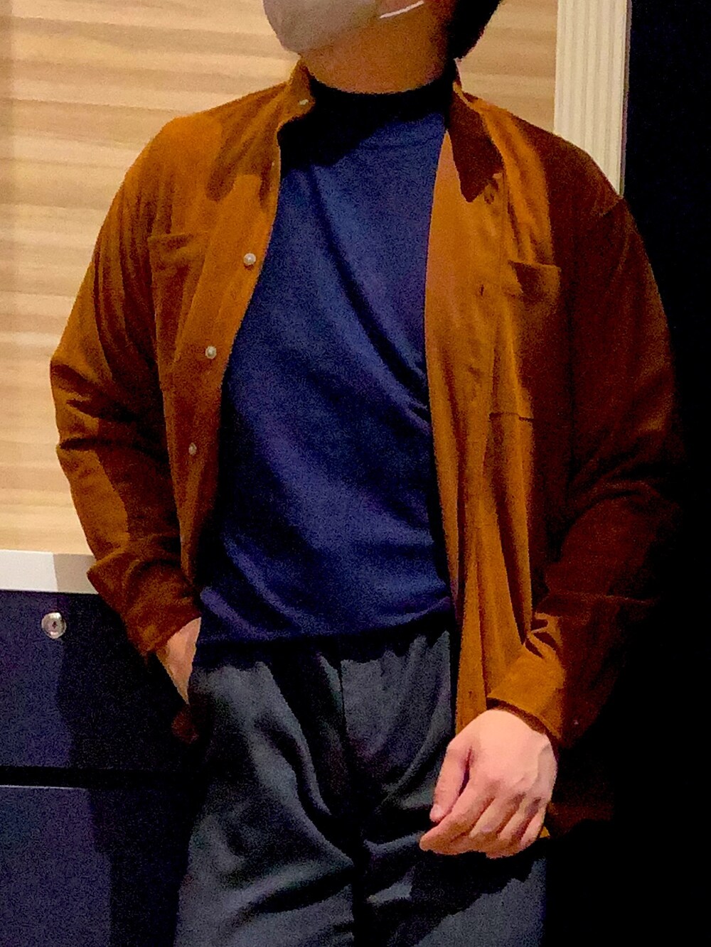 ブルー系のニット/セーター、ブラウン系のシャツ/ブラウスを着用したメンズの冬コーディネートの2枚目の写真