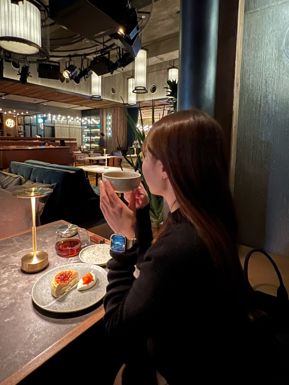 ブラック系のダウンジャケット/コート、ブラック系のニット/セーター、ブラック系のショルダーバッグを着用したレディースの冬コーディネートの2枚目の写真