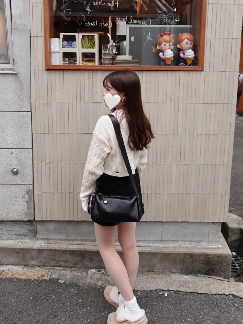 ブラック系のパンツ、ブラック系のショルダーバッグ、ベージュ系のシューズを着用したレディースの冬コーディネートの2枚目の写真