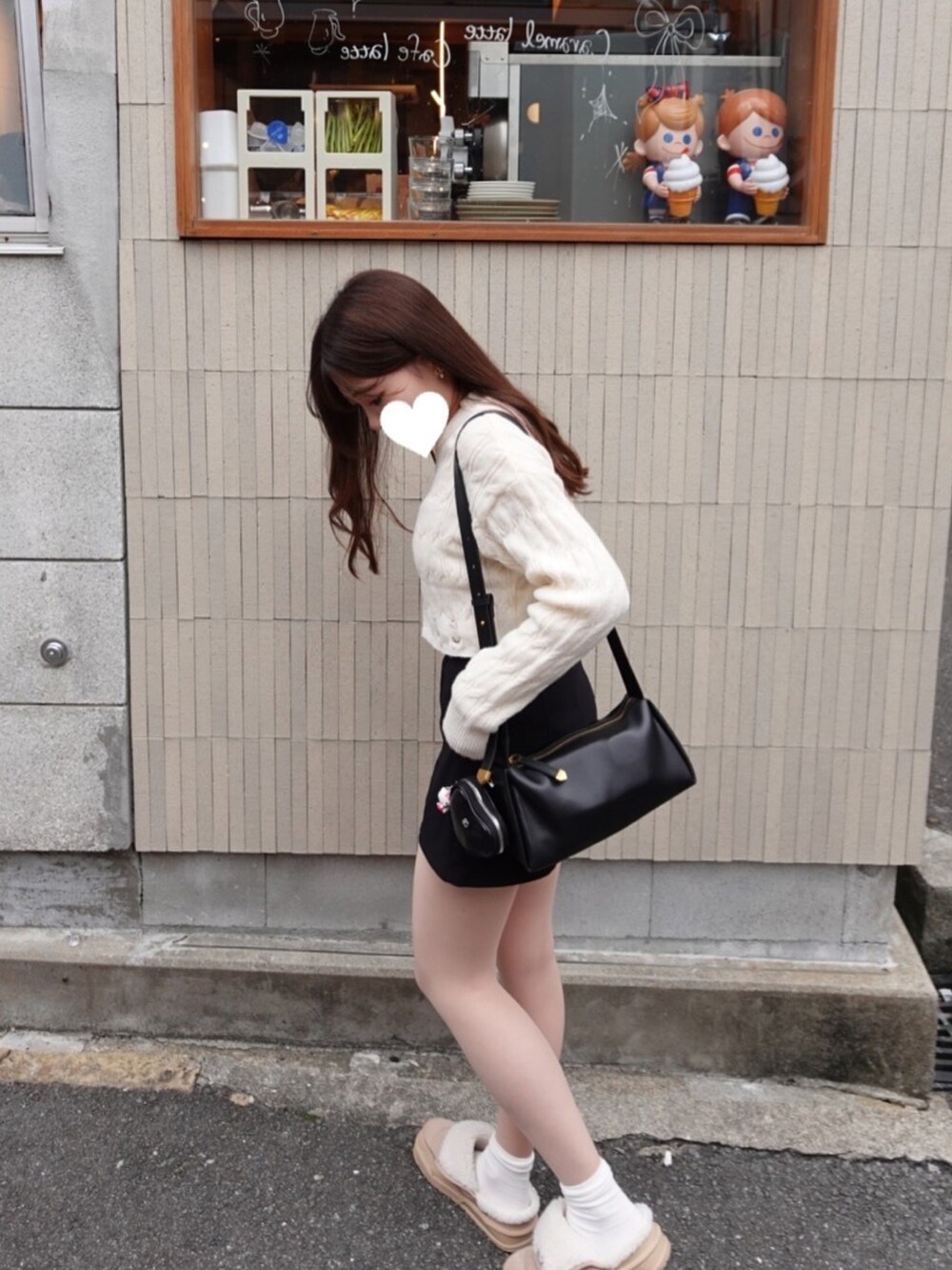 ブラック系のパンツ、ブラック系のショルダーバッグ、ベージュ系のシューズを着用したレディースの冬コーディネートの3枚目の写真