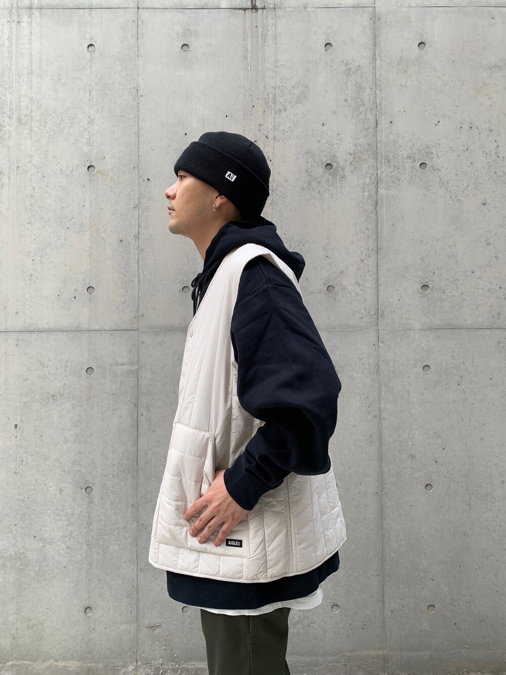 「ショルダーバッグ、ベスト、パーカー、秋のコーデ、オーバーサイズ、ニット帽」｜「AIGLEのフランネルパンツ（チノパンツ、グリーン系）」を使った、Hajimeさん（メンズ・171cm）の秋コーディネートの2枚目の写真