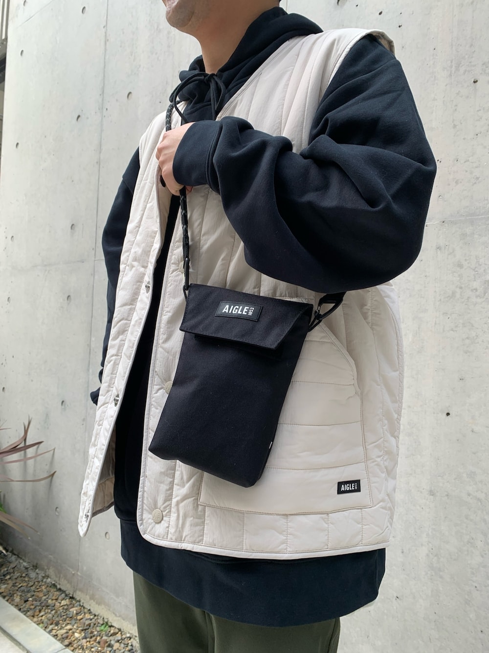 「ショルダーバッグ、ベスト、パーカー、秋のコーデ、オーバーサイズ、ニット帽」｜「AIGLEのフランネルパンツ（チノパンツ、グリーン系）」を使った、Hajimeさん（メンズ・171cm）の秋コーディネートの4枚目の写真